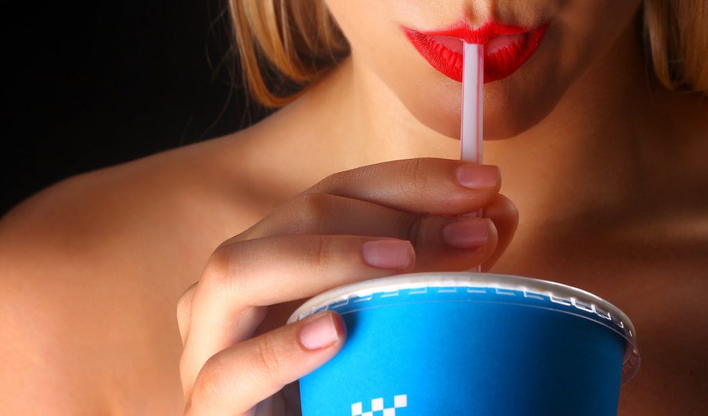 7 ways How Soft And Sports Drinks Affects Teeth